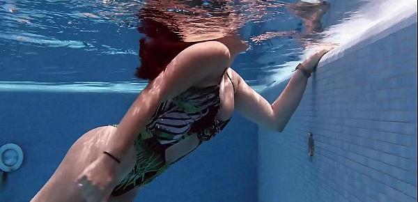  Diana Rius with hot tits touches her body underwater